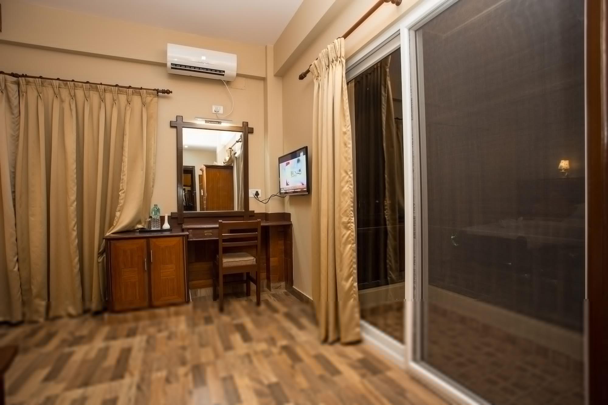 Pokhara Choice Inn Екстериор снимка