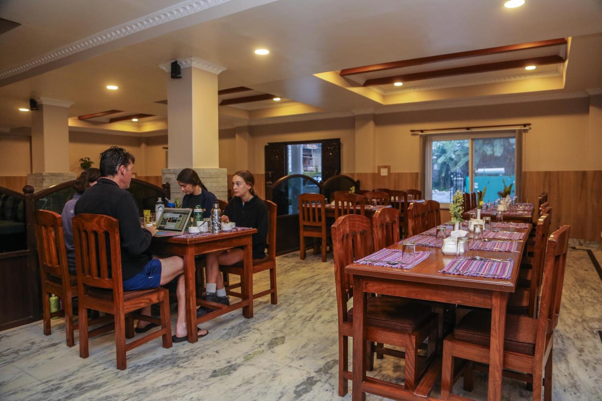 Pokhara Choice Inn Екстериор снимка